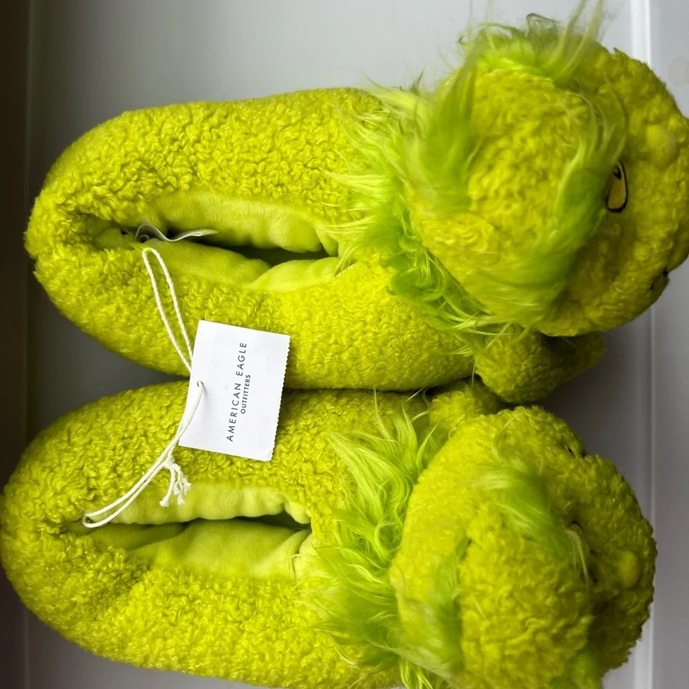 American Eagle Outfitters Grinch Plush Slippers Size M/L - NWT - Picture 4 of 5